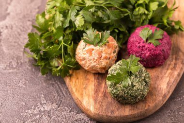 Ispanak, pancar ve maydanoz ile pkhali. Vegan ve vejetaryen Sal