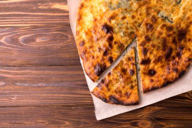 Ispanak ve maydanoz ile Khachapuri Megrelian. C ile pide ekmek