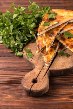 Ispanak ve maydanoz ile Khachapuri Megrelian. C ile pide ekmek