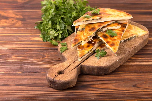 Khachapuri megrelian mit Spinat und Petersilie. Fladenbrot mit C — Stockfoto