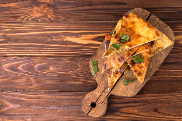 Khachapuri megrelian mit Spinat und Petersilie. Fladenbrot mit C — Stockfoto