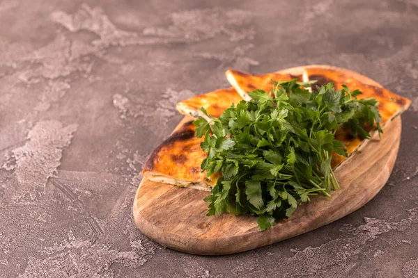 Khachapuri Megrelian con espinacas y perejil. Pan de pita con c — Foto de Stock