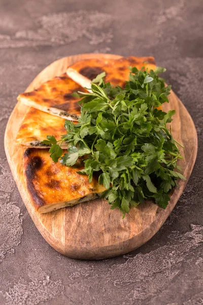 Khachapuri Megrelian met spinazie en peterselie. Pita broodje met c — Stockfoto