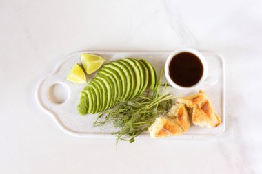 Avokado, topuz, bezelye filizi, limon, pesto ve kahve ile kahvaltı