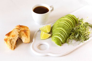 Avokado, topuz, bezelye filizi, limon, pesto ve kahve ile kahvaltı