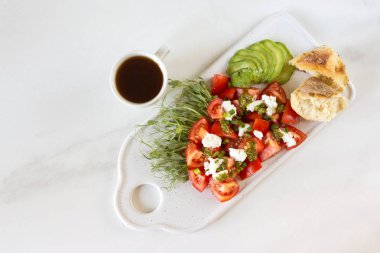 Domates, avokado, çörek, bezelye filizi ve co ile Kahvaltı salatası