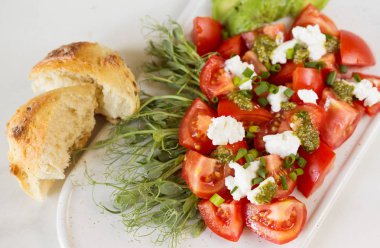 Domates, avokado, çörek, bezelye filizi ve co ile Kahvaltı salatası