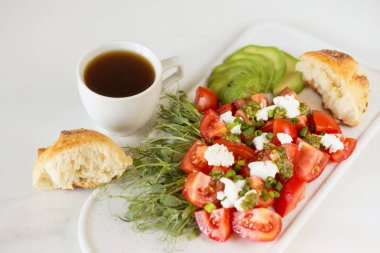 Domates, avokado, çörek, bezelye filizi ve co ile Kahvaltı salatası