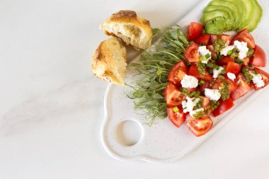 Domates, avokado, çörek, bezelye filizi ve co ile Kahvaltı salatası