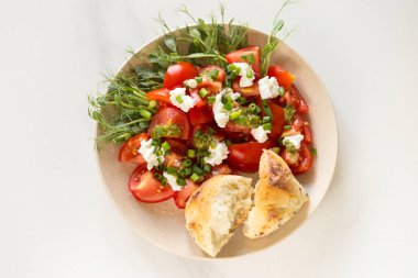 Domates, avokado, çörek, bezelye filizi ve co ile Kahvaltı salatası