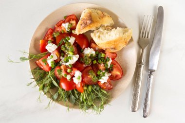 Domates, avokado, çörek, bezelye filizi ve co ile Kahvaltı salatası