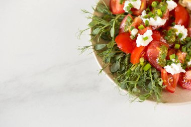 Domates, avokado, çörek, bezelye filizi ve co ile Kahvaltı salatası