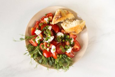 Domates, avokado, çörek, bezelye filizi ve co ile Kahvaltı salatası