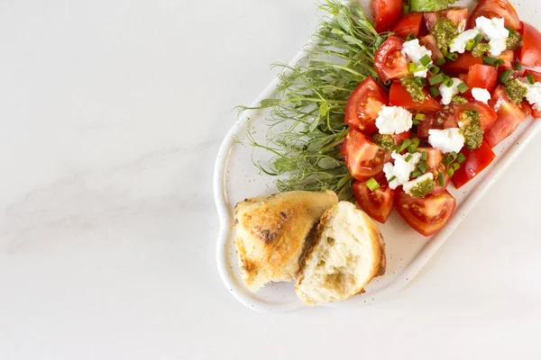 Ontbijt salade met tomaten, avocado, broodje, erwten spruiten en co — Stockfoto