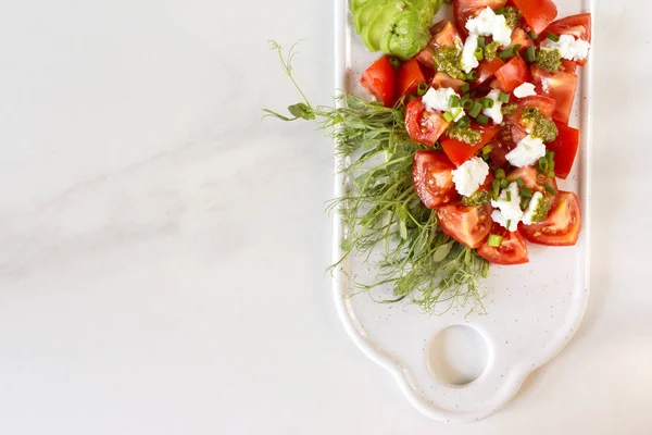 Aamiainen salaatti tomaatit, avokado, pulla, herne ituja, ja co — kuvapankkivalokuva