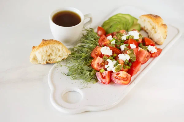 Ontbijt salade met tomaten, avocado, broodje, erwten spruiten en co — Stockfoto