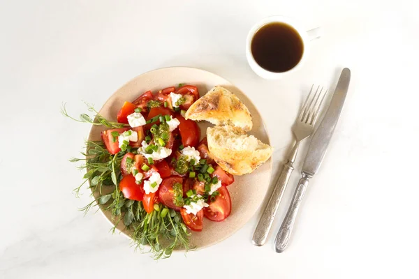 Salada de pequeno-almoço com tomate, abacate, pão, brotos de ervilha, e co — Fotografia de Stock