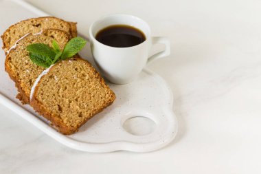 Havuçlu kek, vişne ve kahve ile Akdeniz kahvaltısı. 