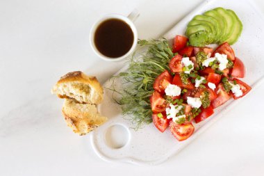 Domates, avokado, çörek, bezelye filizi ve co ile Kahvaltı salatası