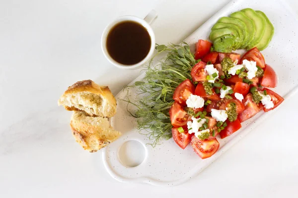 Domates, avokado, çörek, bezelye filizi ve co ile Kahvaltı salatası
