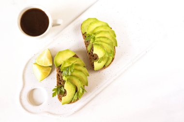Avokado, kireç ve kahve ile sağlıklı kahvaltı tost.