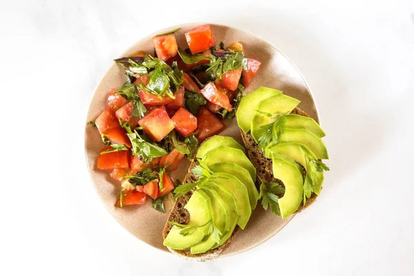 Gezonde ontbijttoast met avocado en tomatensalade. — Stockfoto