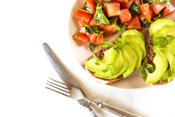 Gezonde ontbijttoast met avocado en tomatensalade. — Stockfoto