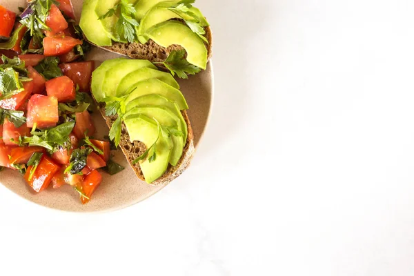 Gezonde ontbijttoast met avocado en tomatensalade. — Stockfoto