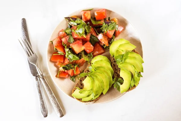 Gezonde ontbijttoast met avocado en tomatensalade. — Stockfoto