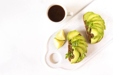 Avokado, kireç ve kahve ile sağlıklı kahvaltı tost.