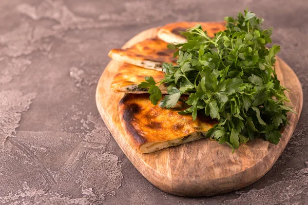 Khachapuri Megrelian met spinazie en peterselie. Pita broodje met c — Stockfoto