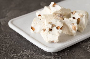 İtalyan şenlikli torrone. Bademli Nougat. Kahvaltı