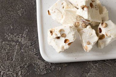 İtalyan şenlikli torrone. Bademli Nougat. Kahvaltı