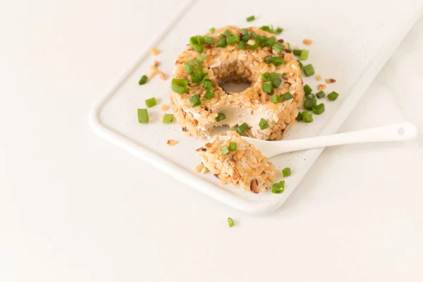 Roomkaas met groene ui en kruiden, DIP saus. Zitru — Stockfoto