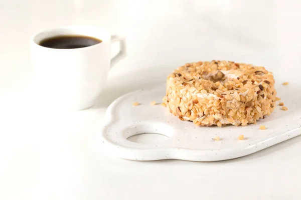 Postre de bizcocho de almendras con ricotta y miel. Desayuno — Foto de Stock