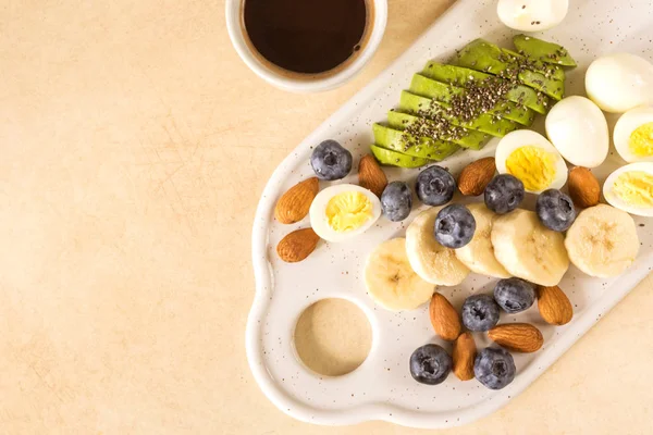 Avocado, uova di quaglia, banana, mirtillo e mandorla. Muffa chetogenica — Foto Stock