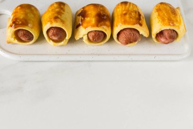 Hamur sarılmış sosis rulo, hamur kızarmış sosis börek. Önemsiz 