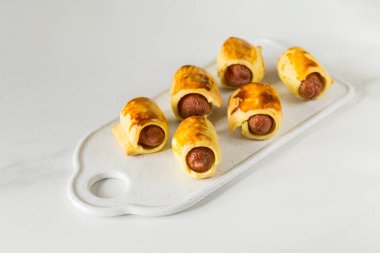 Hamur sarılmış sosis rulo, hamur kızarmış sosis börek. Önemsiz 