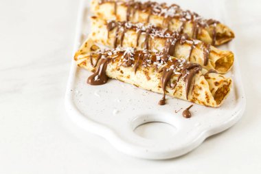 Krep, süzme peynir ve çikolata, kahve ile rulo. Breakf