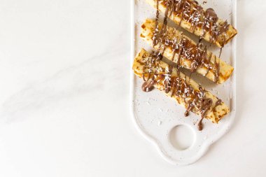 Krep, süzme peynir ve çikolata, kahve ile rulo. Breakf