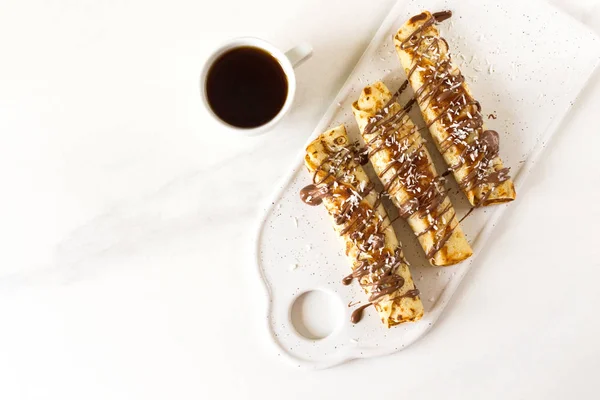 Rotoli di pancake con ricotta e cioccolato, caffè. Interruzione — Foto Stock