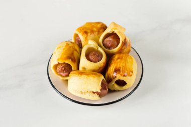 Hamur sarılmış sosis rulo, hamur kızarmış sosis börek. Önemsiz 