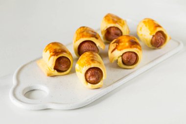 Hamur sarılmış sosis rulo, hamur kızarmış sosis börek. Önemsiz 