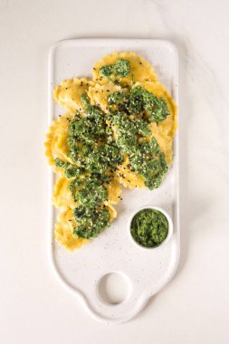 Ispanak ve ricotta ile İtalyan ravioli. Vejetaryen ve Vegan Co