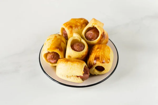 Rollos de salchicha envueltos en pastelería, pasteles de salchichas fritas en masa. Basura. —  Fotos de Stock