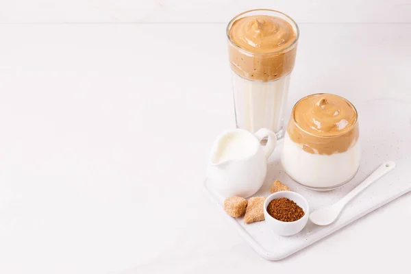 Geschlagener Dalgona Kaffee Mit Milch Und Rohrzucker Trendiger Südkoreanischer Kalter lizenzfreie Stockbilder