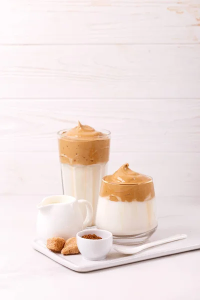 Sütlü Baston Şekerli Dalgona Kahvesi Güney Kore Moda Soğuk Yaz - Stok İmaj