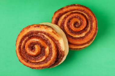 Tarçınlı çörek ya da tarçınlı çörek. Kahvaltı için ev yapımı tatlı hamur işi..