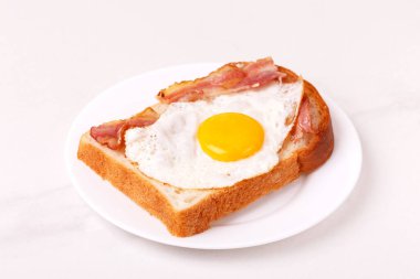 Kızarmış yumurta ve pastırmalı sandviç. Geleneksel kahvaltı