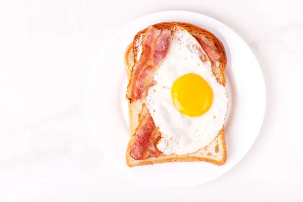 Sandwich Con Huevo Frito Tocino Desayuno Tradicional — Foto de Stock